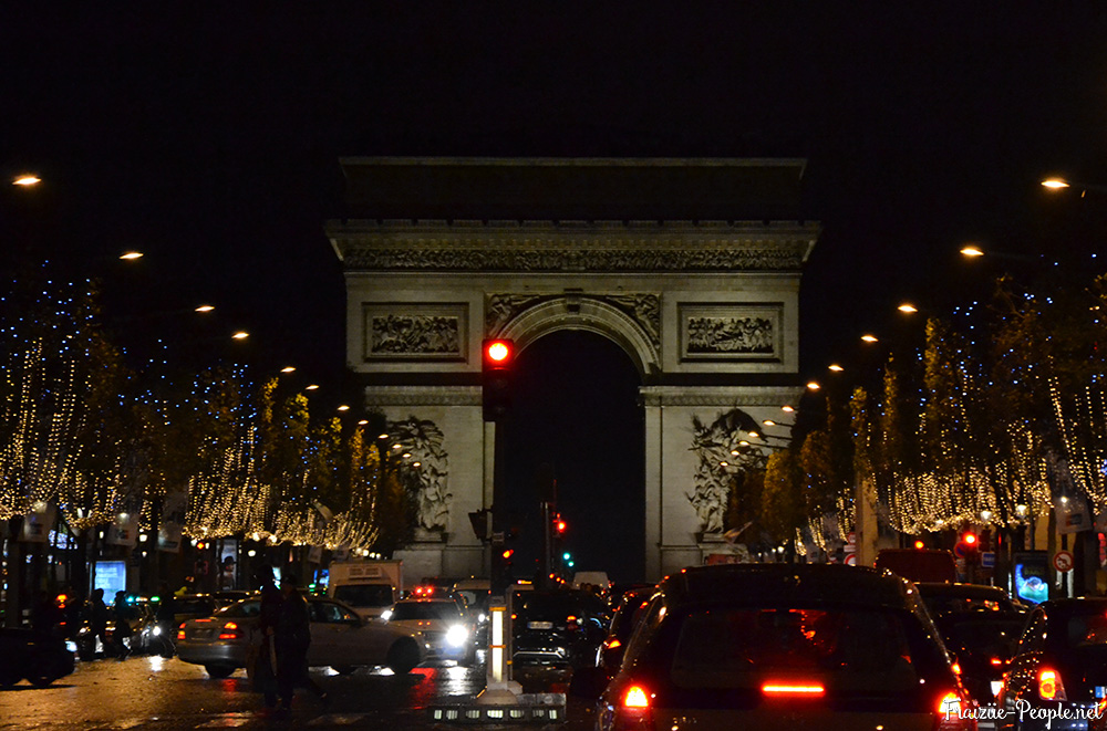 Balade parisienne tricolore Champs Elysées arc de triomphe